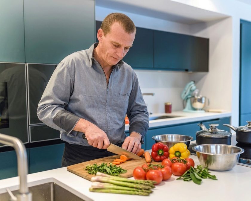 Préparation des ingrédients frais et de saison par le chef Laurent Paoli.